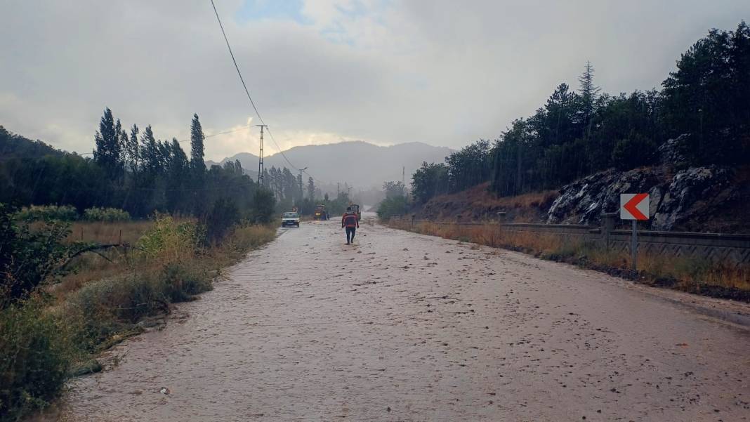 Konya’da sağanak sele neden oldu, mahalle yolu ulaşıma kapandı 4